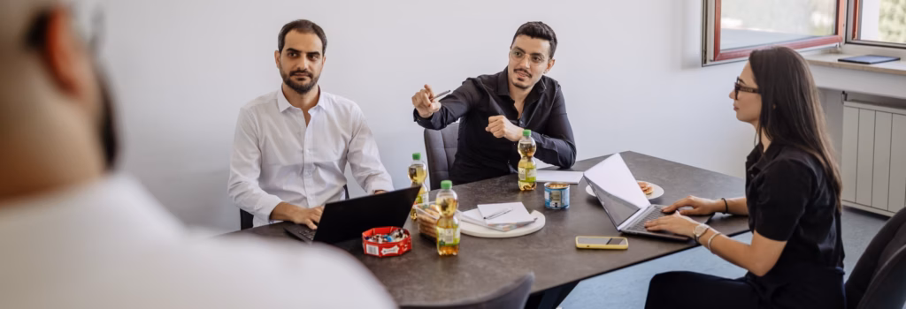 Team am Besprechungstisch